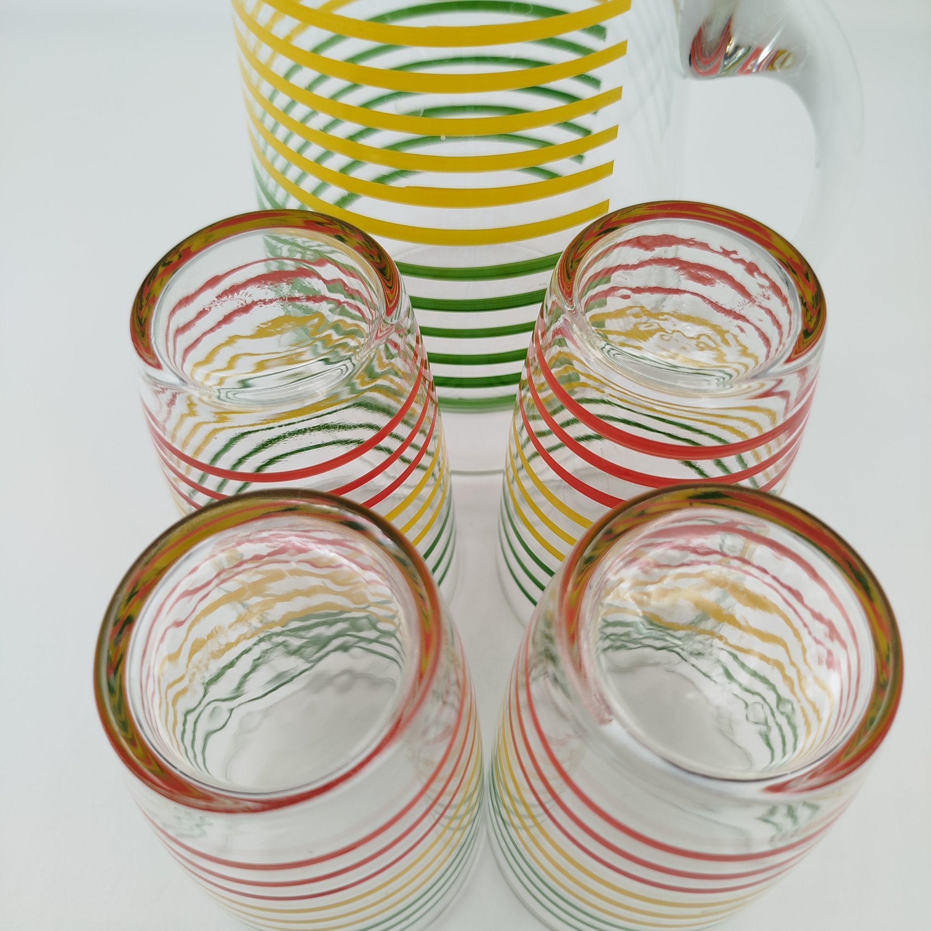 Набор для прохладительных напитков (кувшин и четыре стакана) с декором в виде зелено-желто-красных полос, стекло, обводка, СССР, 1960-1990 гг.