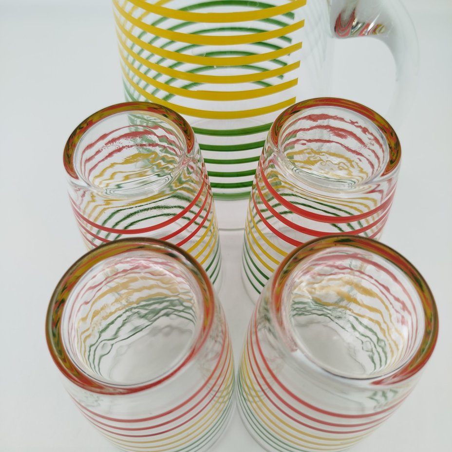 Набор для прохладительных напитков (кувшин и четыре стакана) с декором в виде зелено-желто-красных полос