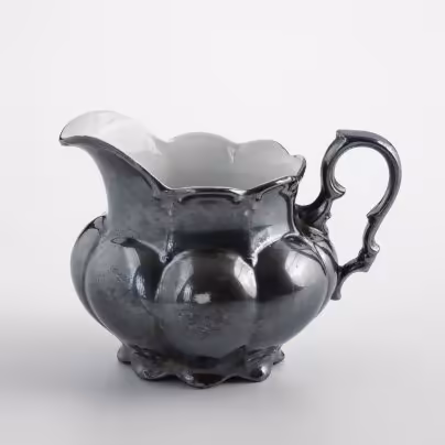 Молочник лаконичной формы с металлическим оттенком