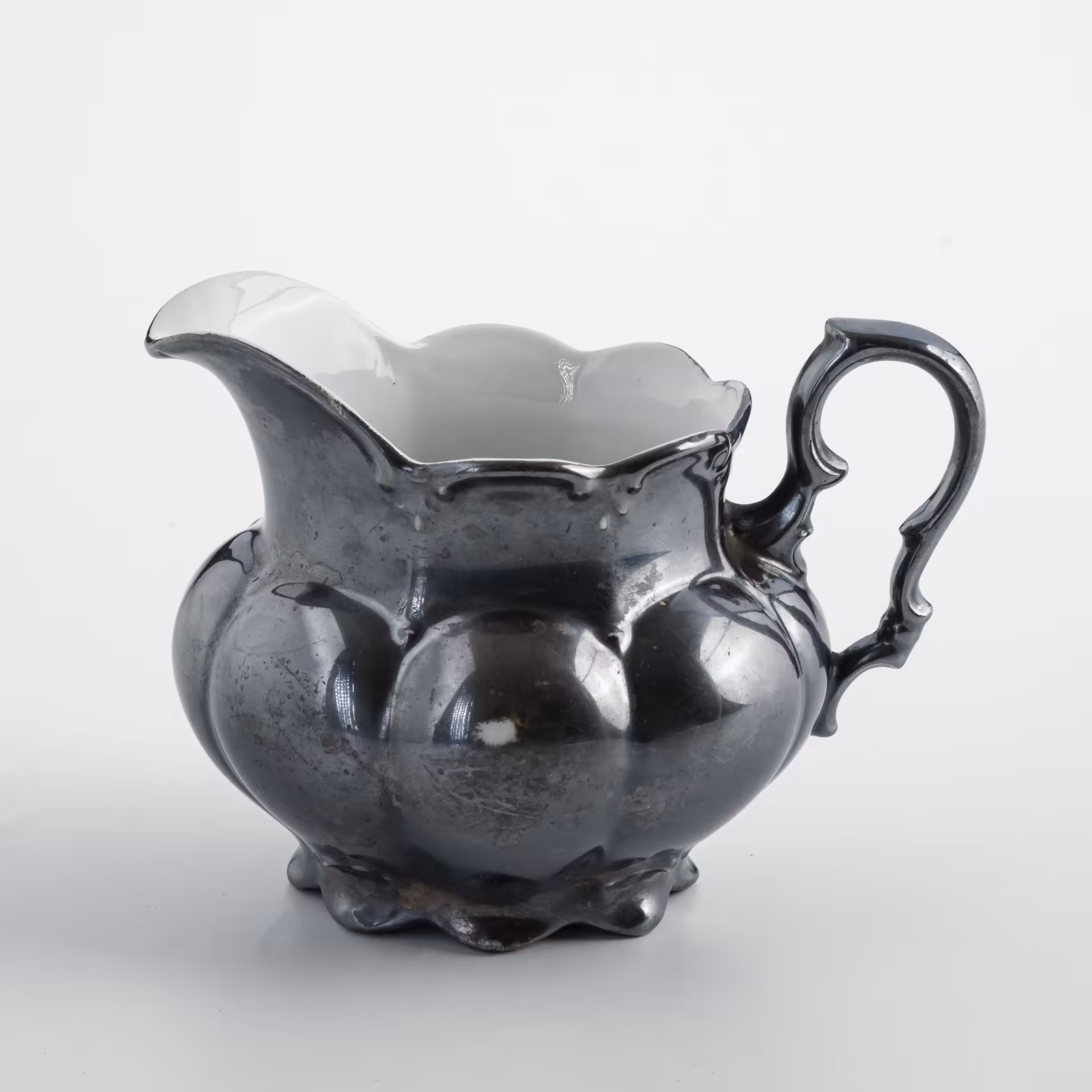 Молочник лаконичной формы с металлическим оттенком