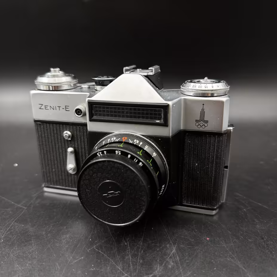 Фотоаппарат "Зенит-Е" с олимпийской символикой, объективом "Индустар 50-2", в кофре, Красногорский механический завод (КМЗ)
