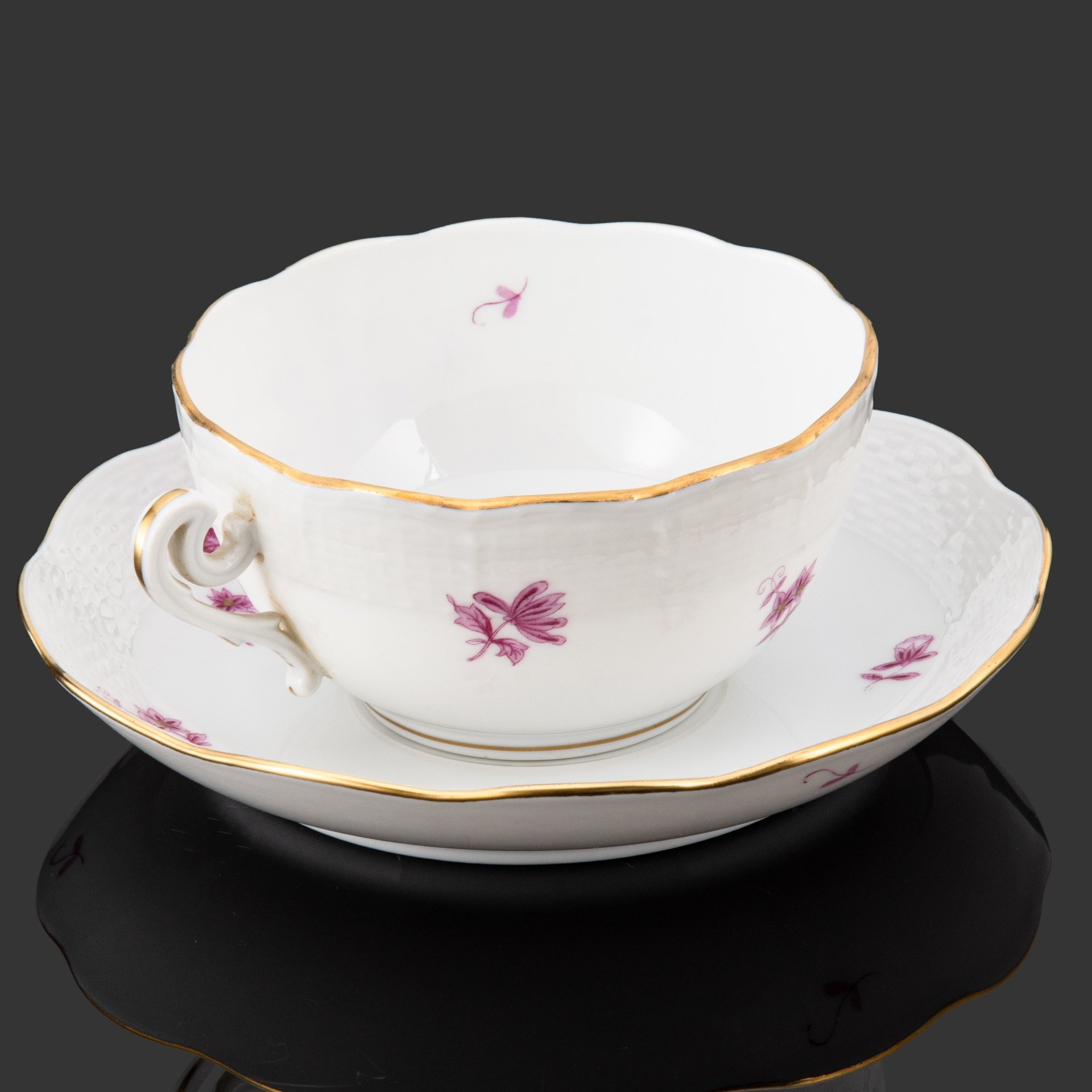 Чайная пара, выполненная в фирменном дизайне "Chinese Bouquet/Apponyi  Purpur", фарфор, роспись, золочение, Herend (Херенд), Венгрия, 1960-1986 гг.