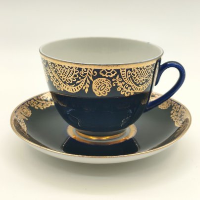 Пара чайная "Золотой фриз", автор формы С. Е. Яковлева, автор рисунка К. Г. Косенкова, фарфор, крытье кобальтом, золочение, Ленинградский фарфоровый завод (ЛФЗ), СССР, 1970-1991 гг.