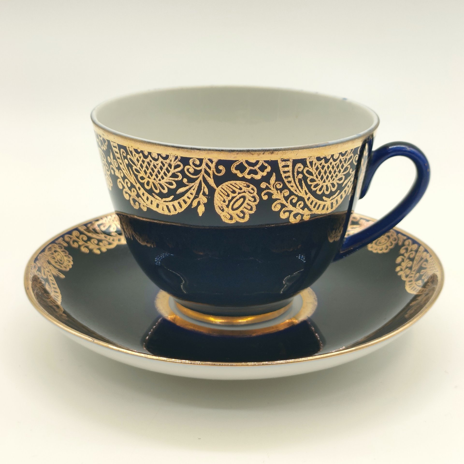 Пара чайная "Золотой фриз", автор формы С. Е. Яковлева, автор рисунка К. Г. Косенкова, фарфор, крытье кобальтом, золочение, Ленинградский фарфоровый завод (ЛФЗ), СССР, 1970-1991 гг.