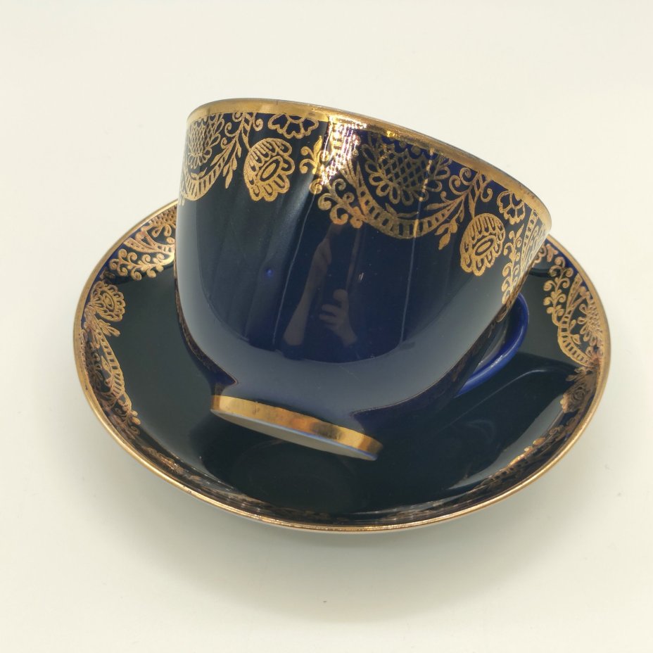 Пара чайная "Золотой фриз", автор формы С. Е. Яковлева, автор рисунка К. Г. Косенкова, фарфор, крытье кобальтом, золочение, Ленинградский фарфоровый завод (ЛФЗ), СССР, 1970-1991 гг.