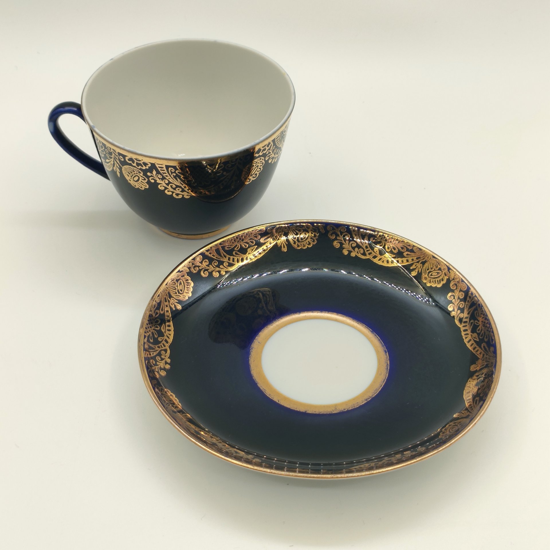 Пара чайная "Золотой фриз", автор формы С. Е. Яковлева, автор рисунка К. Г. Косенкова, фарфор, крытье кобальтом, золочение, Ленинградский фарфоровый завод (ЛФЗ), СССР, 1970-1991 гг.