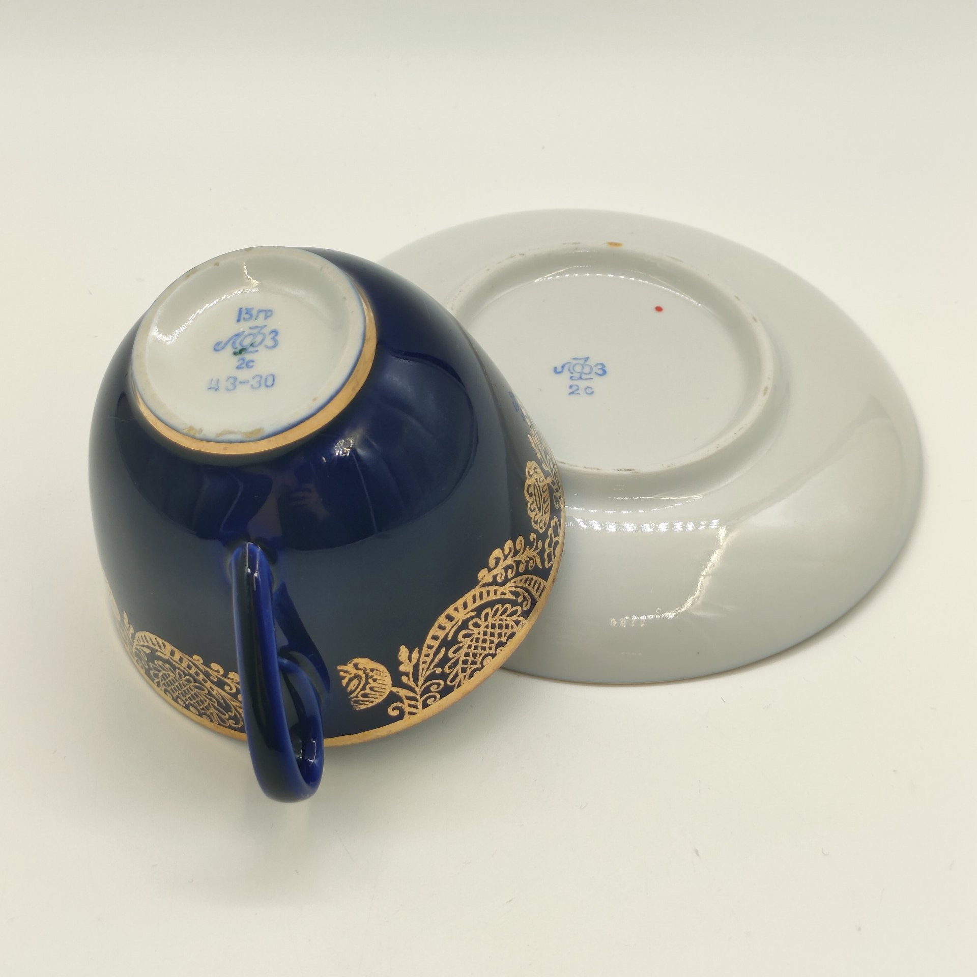 Пара чайная "Золотой фриз", автор формы С. Е. Яковлева, автор рисунка К. Г. Косенкова, фарфор, крытье кобальтом, золочение, Ленинградский фарфоровый завод (ЛФЗ), СССР, 1970-1991 гг.