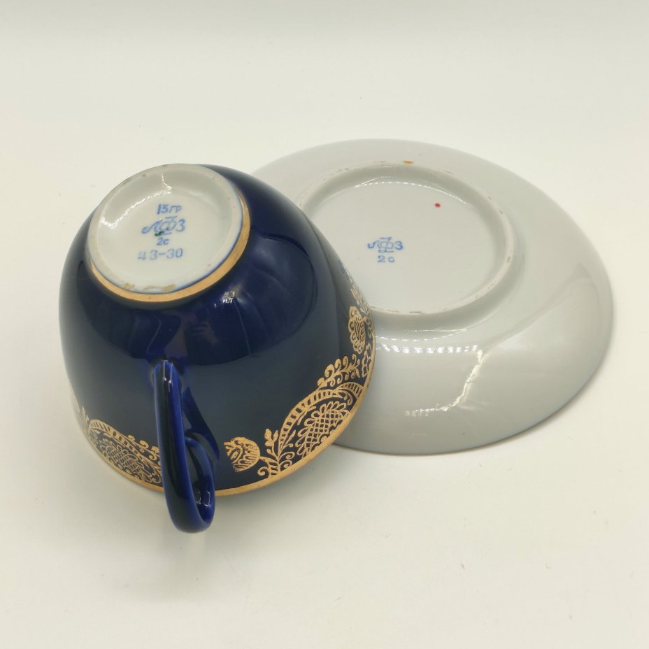 Пара чайная "Золотой фриз", автор формы С. Е. Яковлева, автор рисунка К. Г. Косенкова, фарфор, крытье кобальтом, золочение, Ленинградский фарфоровый завод (ЛФЗ), СССР, 1970-1991 гг.