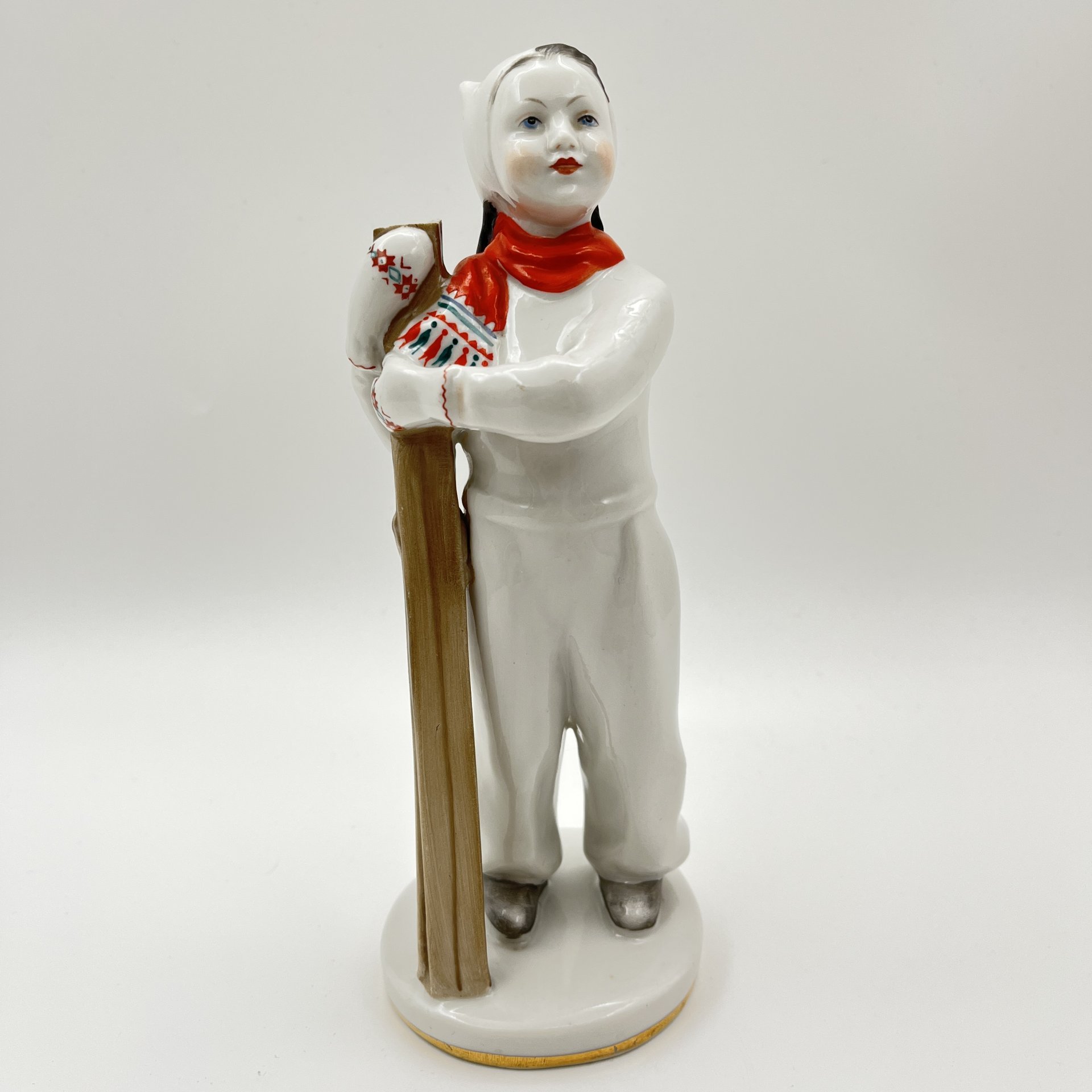 Статуэтка "Лыжница", скульптор Г.С. Столбова, автор росписи Е.Н. Лупанова, фарфор, роспись, золочение, Ленинградский фарфоровый завод (ЛФЗ), СССР, 1960-1970 гг.