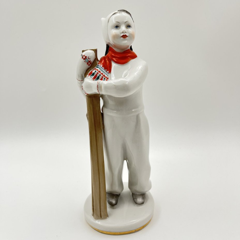 Статуэтка "Лыжница", скульптор Г.С. Столбова, автор росписи Е.Н. Лупанова, фарфор, роспись, золочение, Ленинградский фарфоровый завод (ЛФЗ), СССР, 1960-1970 гг.