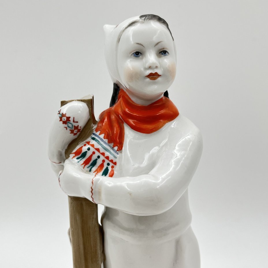 Статуэтка "Лыжница", скульптор Г.С. Столбова, автор росписи Е.Н. Лупанова, фарфор, роспись, золочение, Ленинградский фарфоровый завод (ЛФЗ), СССР, 1960-1970 гг.