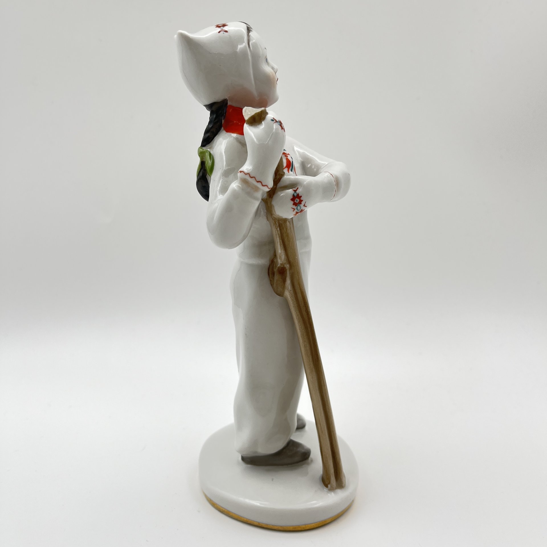Статуэтка "Лыжница", скульптор Г.С. Столбова, автор росписи Е.Н. Лупанова, фарфор, роспись, золочение, Ленинградский фарфоровый завод (ЛФЗ), СССР, 1960-1970 гг.