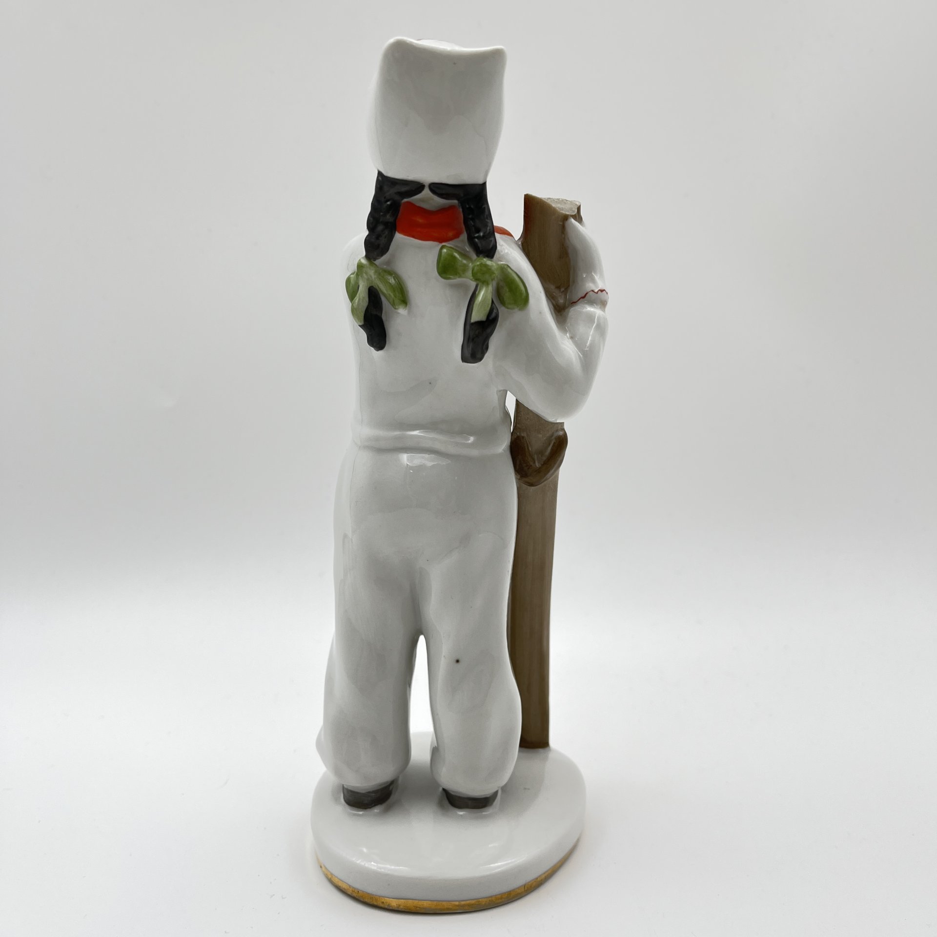 Статуэтка "Лыжница", скульптор Г.С. Столбова, автор росписи Е.Н. Лупанова, фарфор, роспись, золочение, Ленинградский фарфоровый завод (ЛФЗ), СССР, 1960-1970 гг.