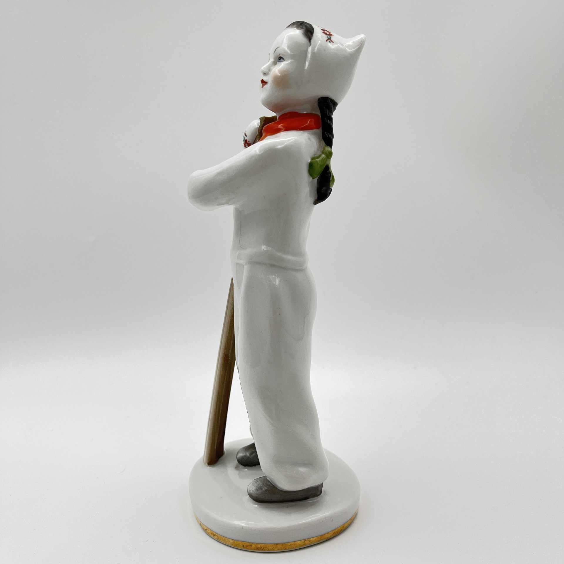 Статуэтка "Лыжница", скульптор Г.С. Столбова, автор росписи Е.Н. Лупанова, фарфор, роспись, золочение, Ленинградский фарфоровый завод (ЛФЗ), СССР, 1960-1970 гг.