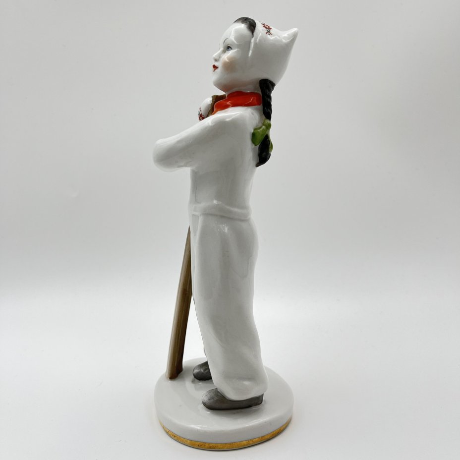 Статуэтка "Лыжница", скульптор Г.С. Столбова, автор росписи Е.Н. Лупанова, фарфор, роспись, золочение, Ленинградский фарфоровый завод (ЛФЗ), СССР, 1960-1970 гг.