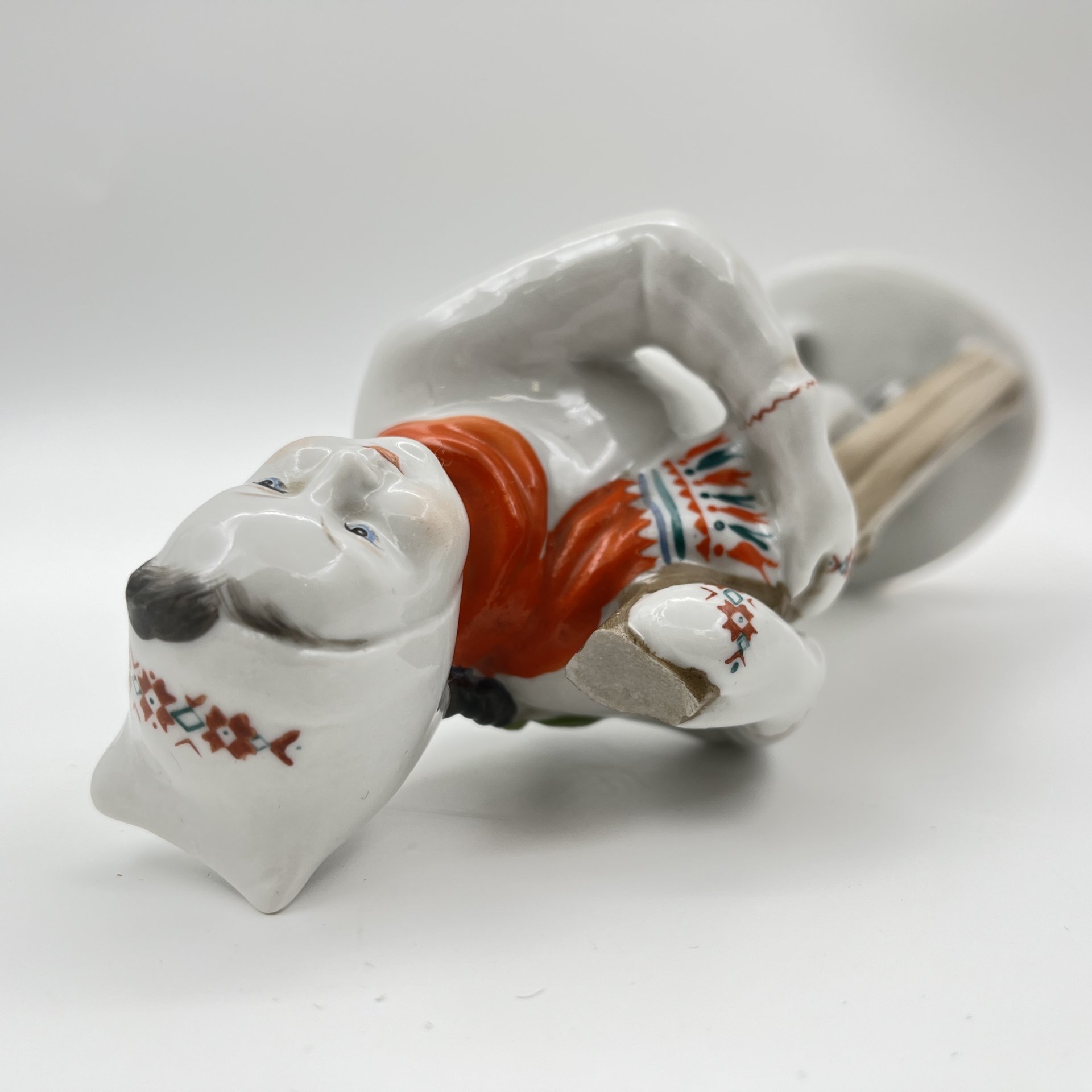 Статуэтка "Лыжница", скульптор Г.С. Столбова, автор росписи Е.Н. Лупанова, фарфор, роспись, золочение, Ленинградский фарфоровый завод (ЛФЗ), СССР, 1960-1970 гг.