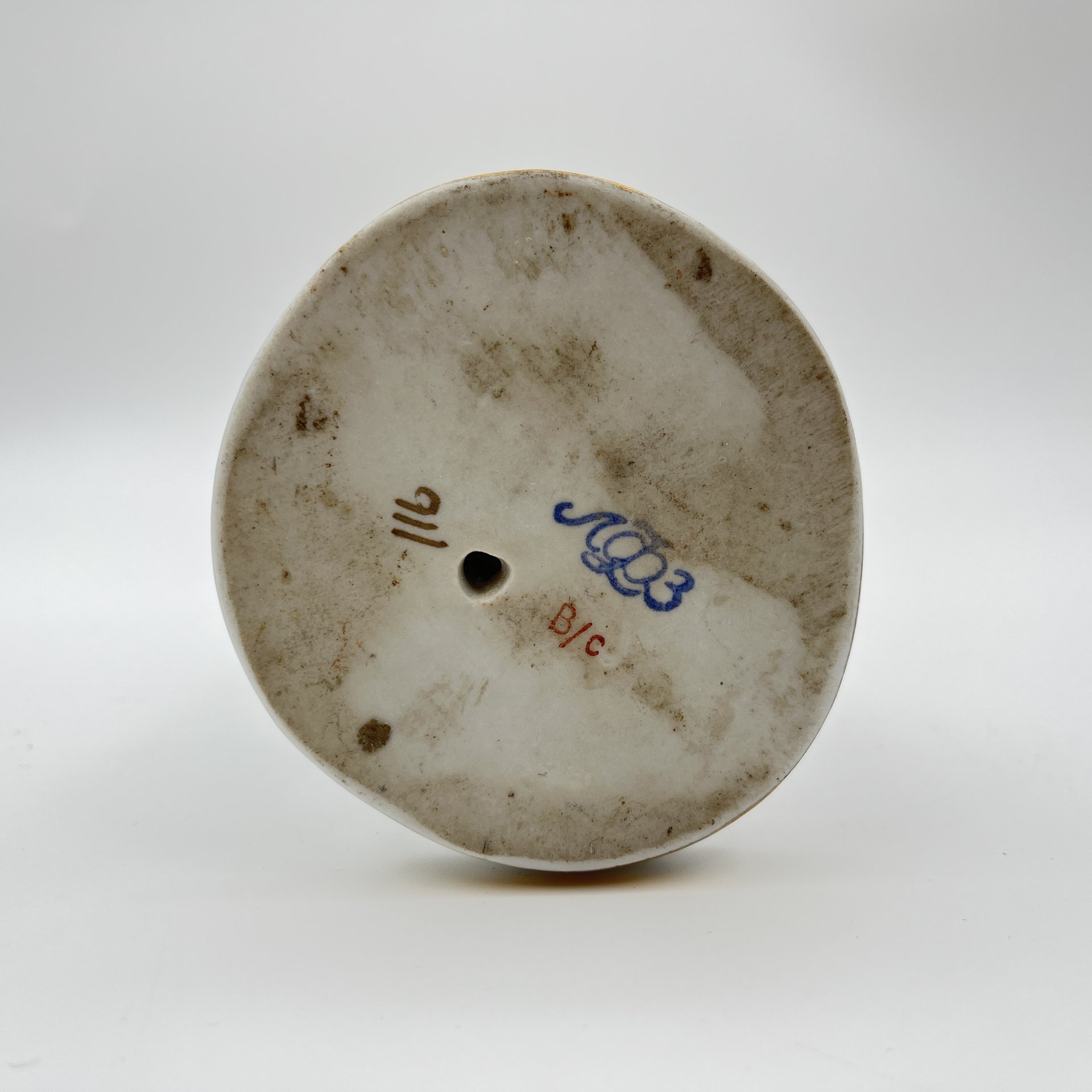 Статуэтка "Лыжница", скульптор Г.С. Столбова, автор росписи Е.Н. Лупанова, фарфор, роспись, золочение, Ленинградский фарфоровый завод (ЛФЗ), СССР, 1960-1970 гг.