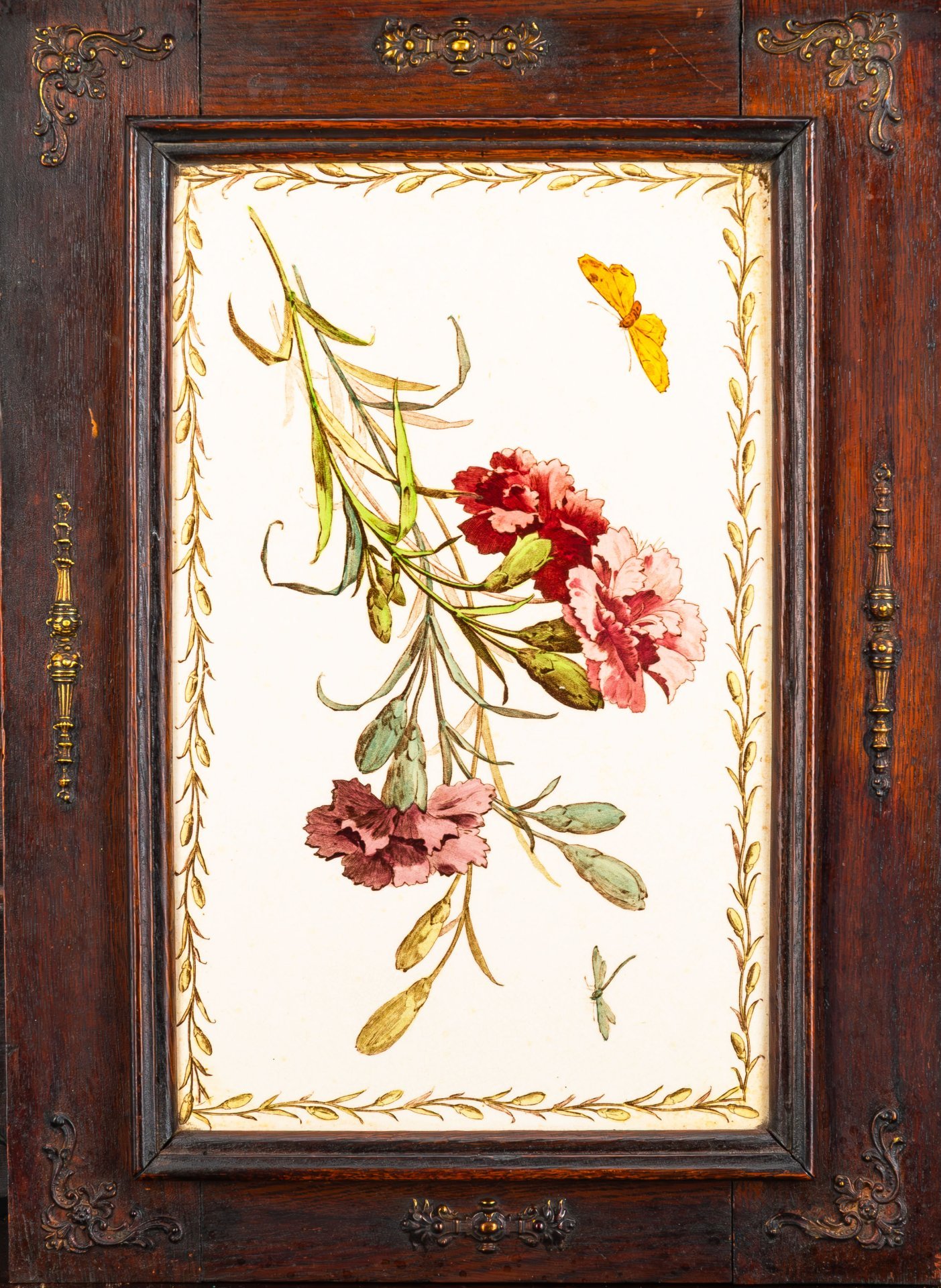 Шкафчик навесной (аптечка) с декоративной вставкой на створке с изображением букета гвоздик и фигурной нижней частью