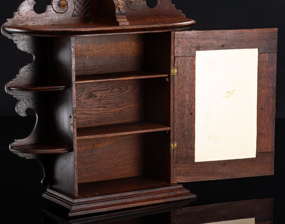 Шкафчик навесной (аптечка) с декоративной вставкой на створке с изображением букета гвоздик и фигурной нижней частью