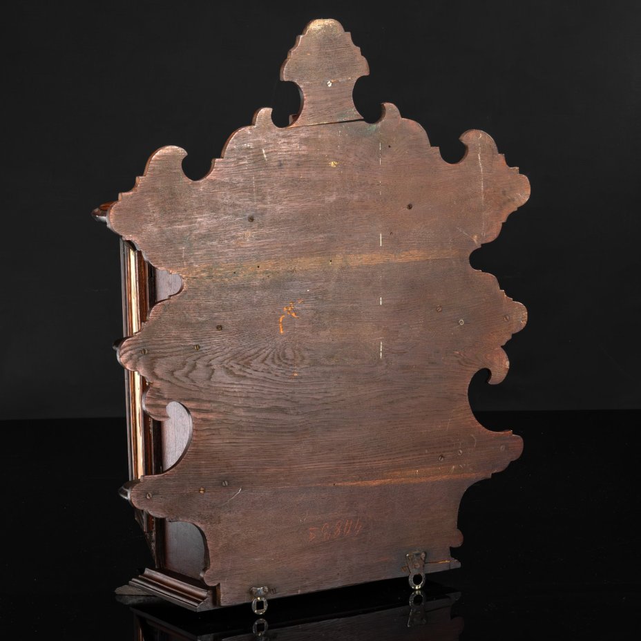 Шкафчик навесной (аптечка) с декоративной вставкой на створке с изображением букета гвоздик и фигурной нижней частью