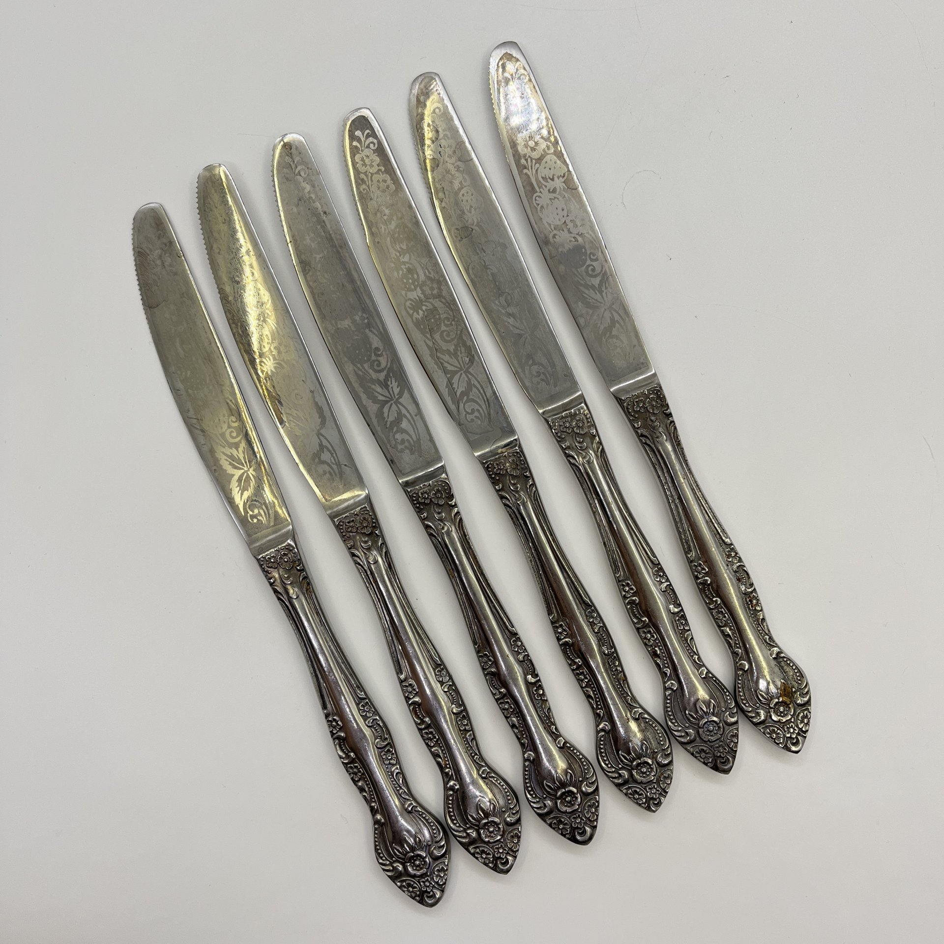 Набор из 6-ти столовых ножей, украшенных растительным декором, нержавеющая сталь, Павловский завод художественных металлоизделий им. С.М. Кирова