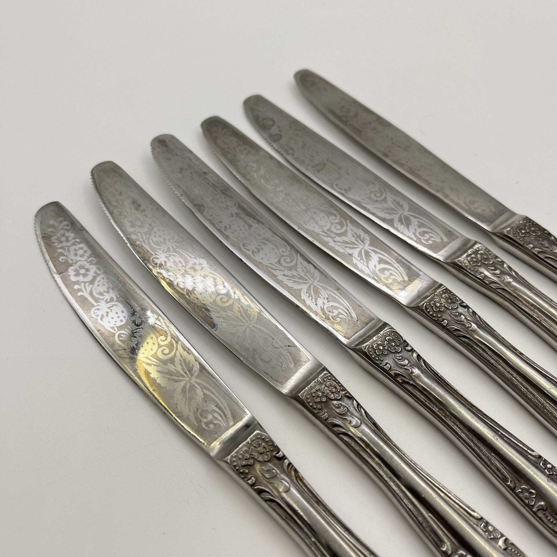 Набор из 6-ти столовых ножей, украшенных растительным декором, нержавеющая сталь, Павловский завод художественных металлоизделий им. С.М. Кирова