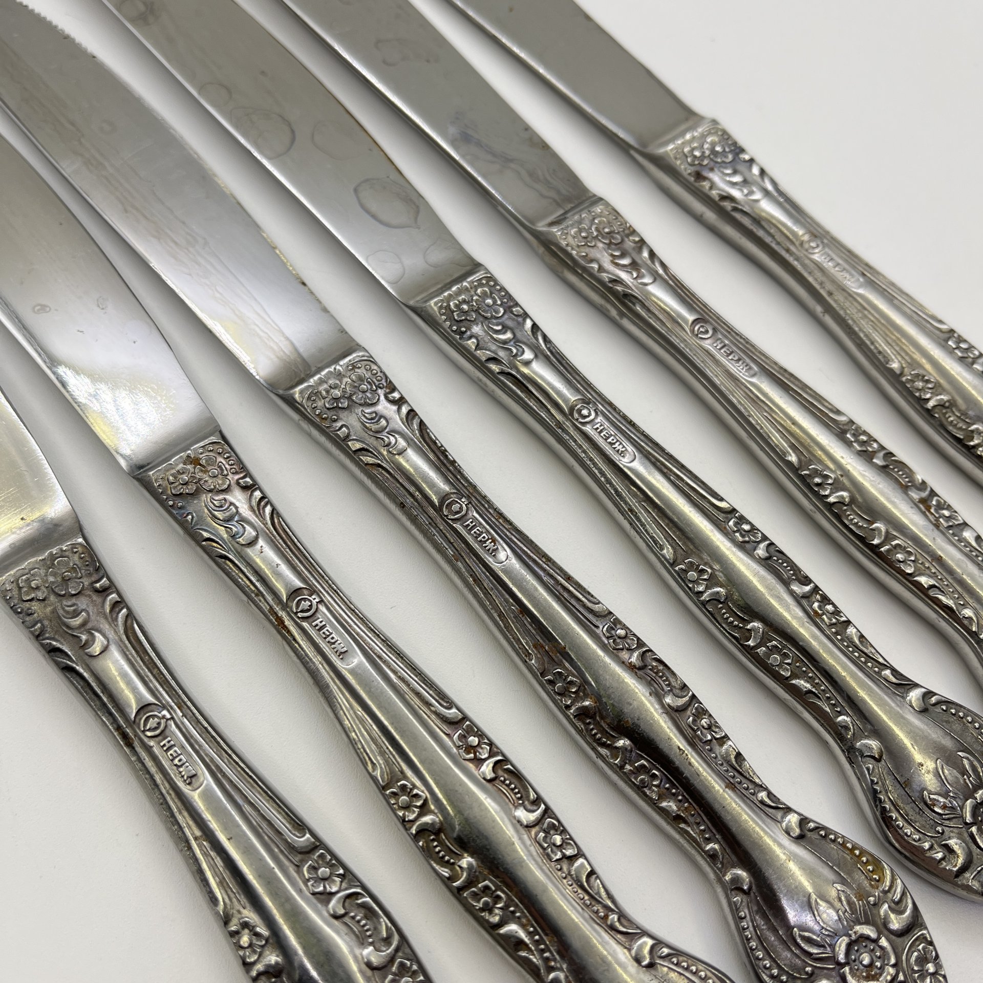 Набор из 6-ти столовых ножей, украшенных растительным декором, нержавеющая сталь, Павловский завод художественных металлоизделий им. С.М. Кирова