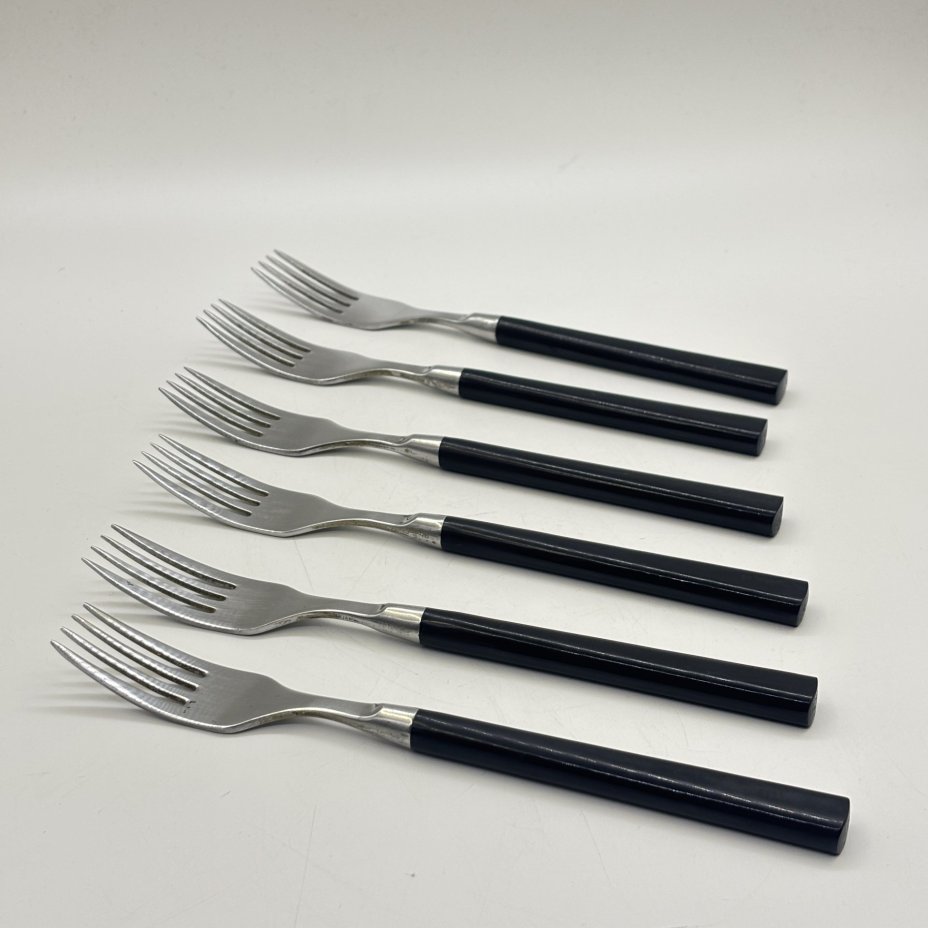 Набор из шести столовых вилок