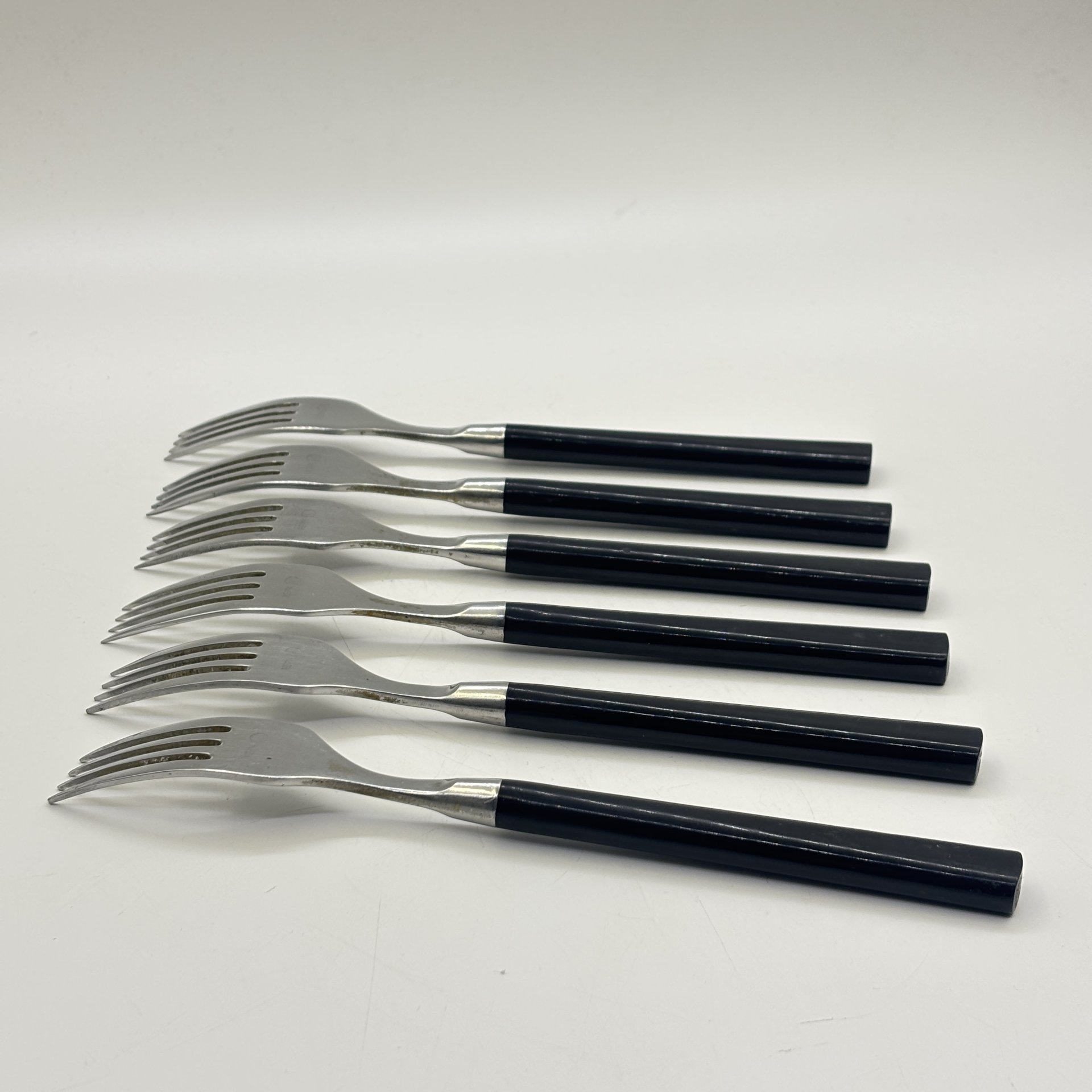 Набор из шести столовых вилок