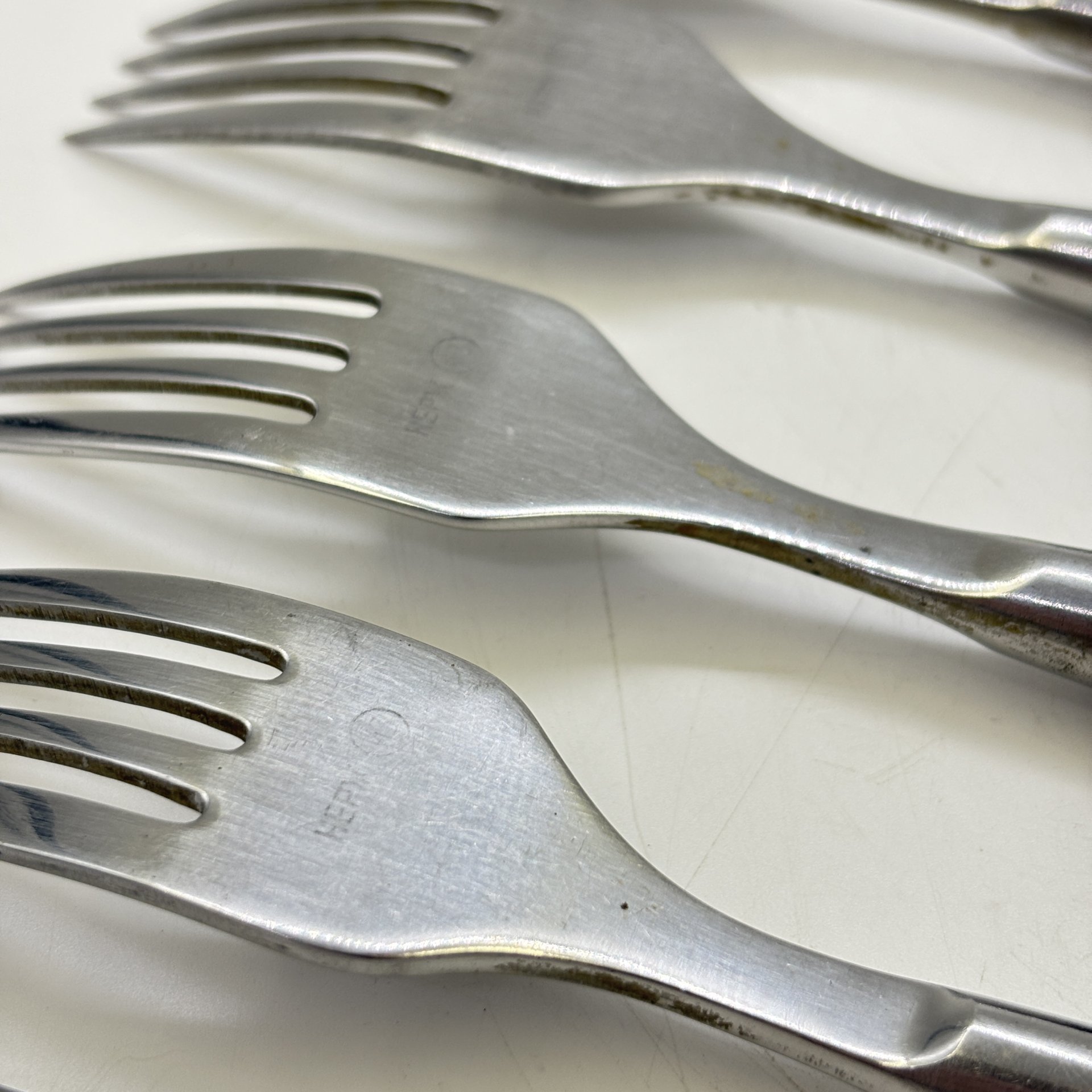 Набор из шести столовых вилок