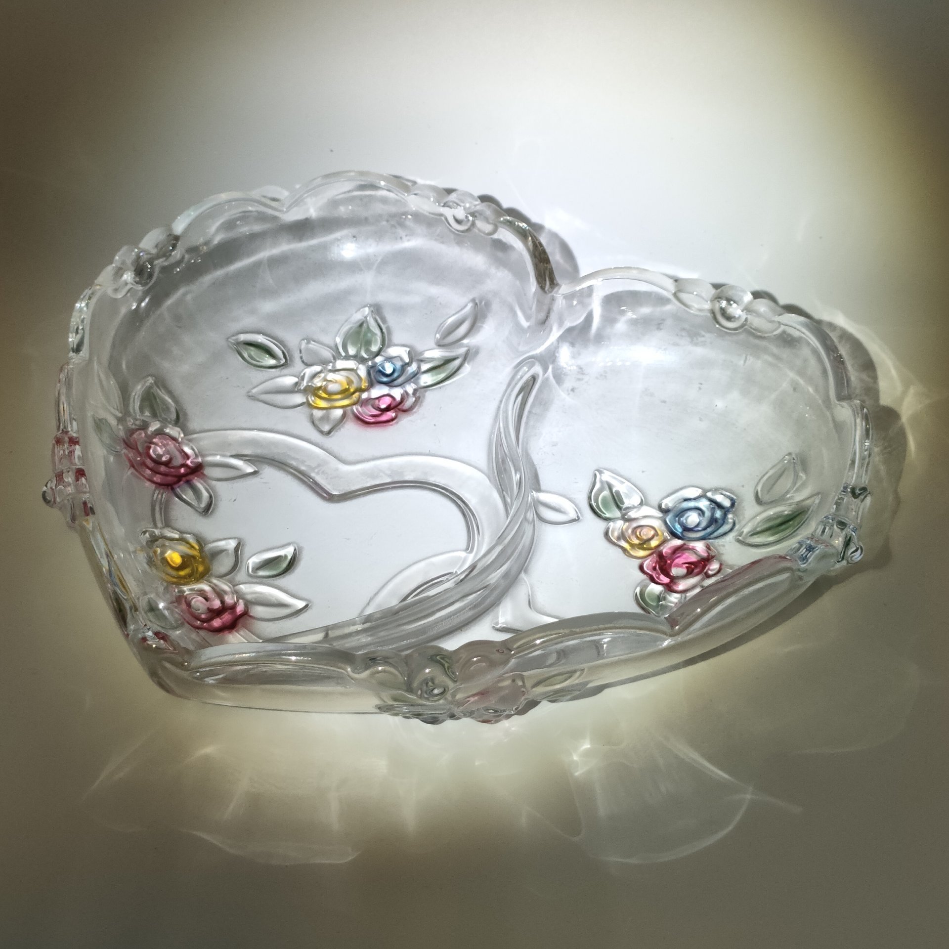 Сервировочное блюдо (менажница) в форме сердца, украшенная рельефным декором в виде роз, стекло, матирование, Walther Glas, Германия, 1990-2010 гг.