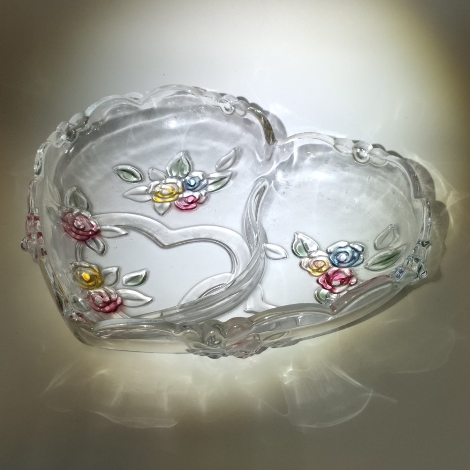 Сервировочное блюдо (менажница) в форме сердца, украшенная рельефным декором в виде роз, стекло, матирование, Walther Glas, Германия, 1990-2010 гг.