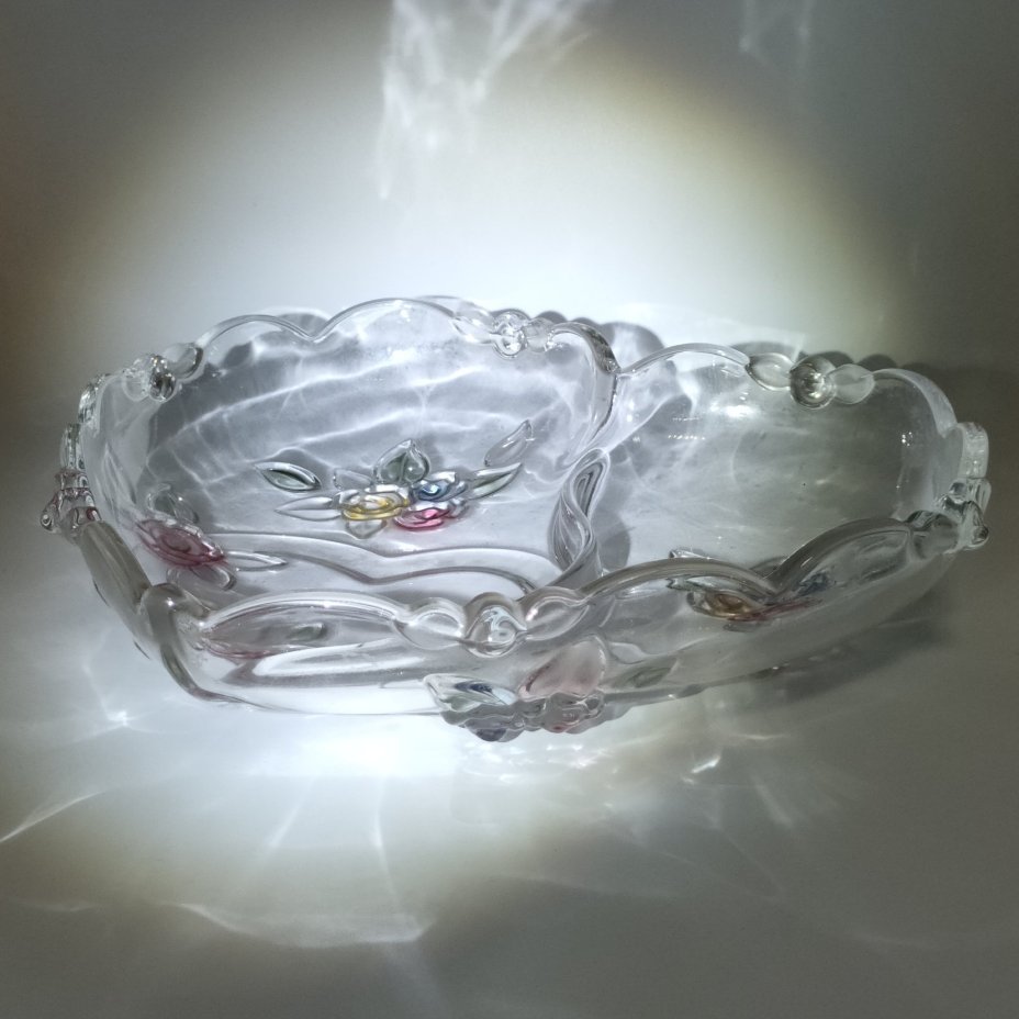 Сервировочное блюдо (менажница) в форме сердца, украшенная рельефным декором в виде роз, стекло, матирование, Walther Glas, Германия, 1990-2010 гг.