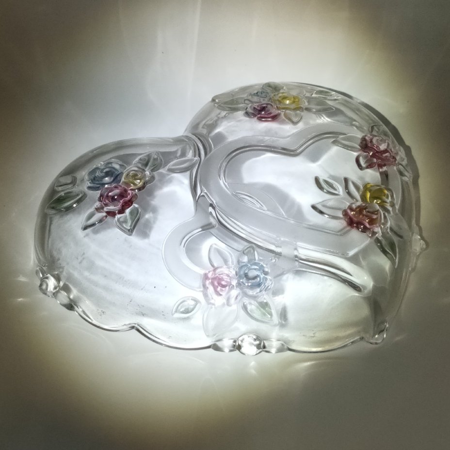 Сервировочное блюдо (менажница) в форме сердца, украшенная рельефным декором в виде роз, стекло, матирование, Walther Glas, Германия, 1990-2010 гг.