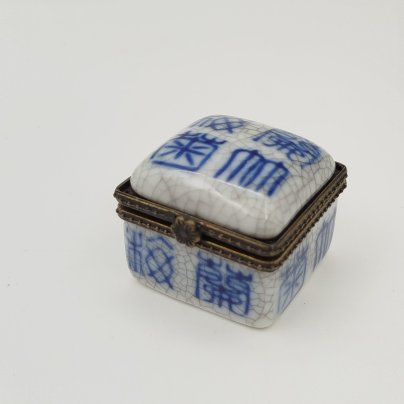 Шкатулка миниатюрная (таблетница) в традиционном китайском стиле, мануфактура Porcelain Art, фарфор, роспись, Европа, 1980-2000 гг.
