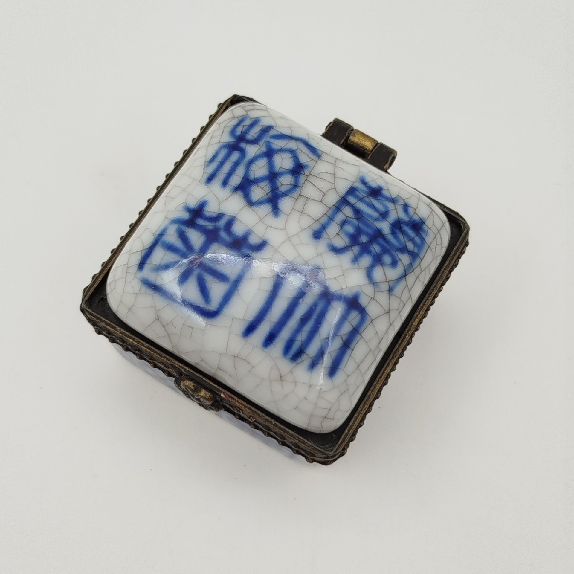 Шкатулка миниатюрная (таблетница) в традиционном китайском стиле, мануфактура Porcelain Art, фарфор, роспись, Европа, 1980-2000 гг.