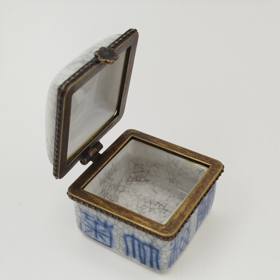 Шкатулка миниатюрная (таблетница) в традиционном китайском стиле, мануфактура Porcelain Art