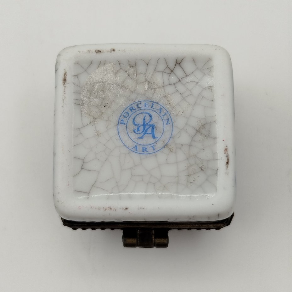 Шкатулка миниатюрная (таблетница) в традиционном китайском стиле, мануфактура Porcelain Art