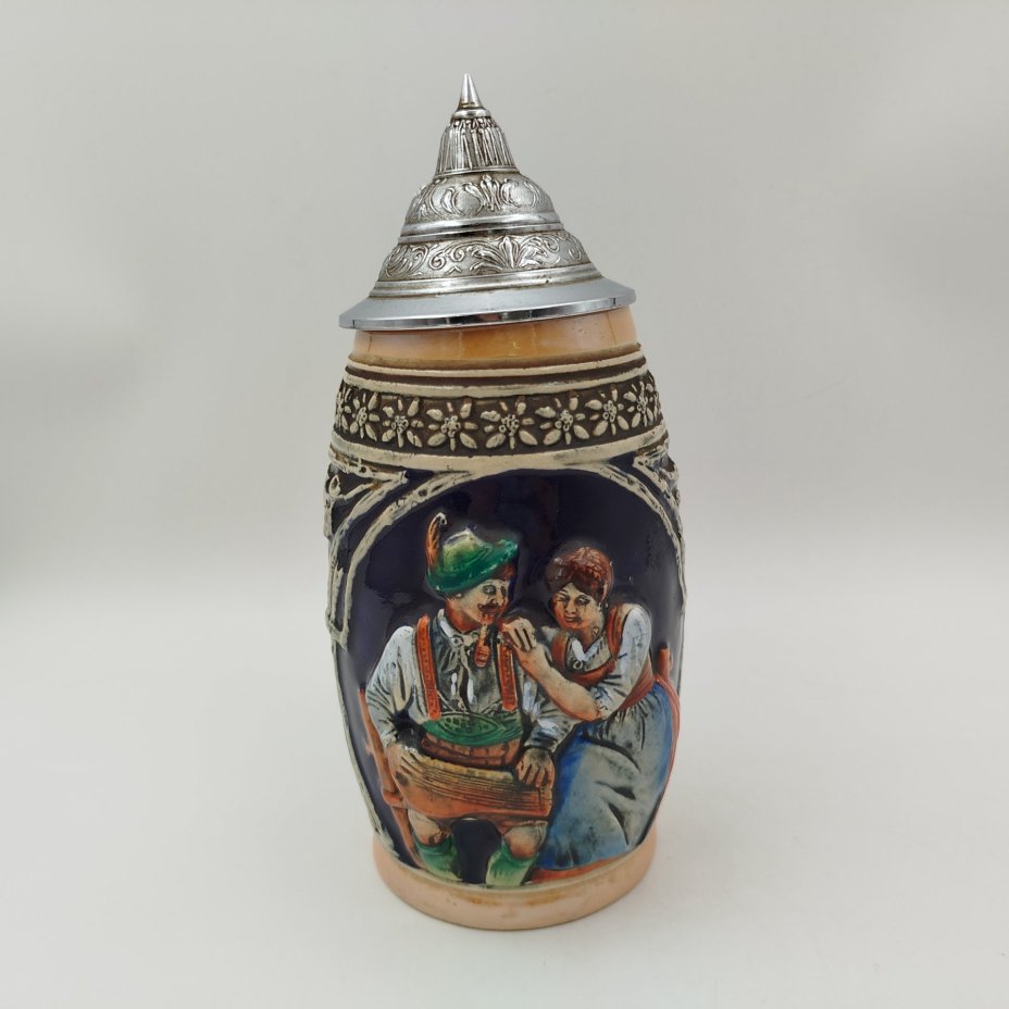 Кружка пивная с крышкой, украшенная романтической сценой, керамика, олово, роспись, люстр, Original King, Германия, 1960-1990 гг.