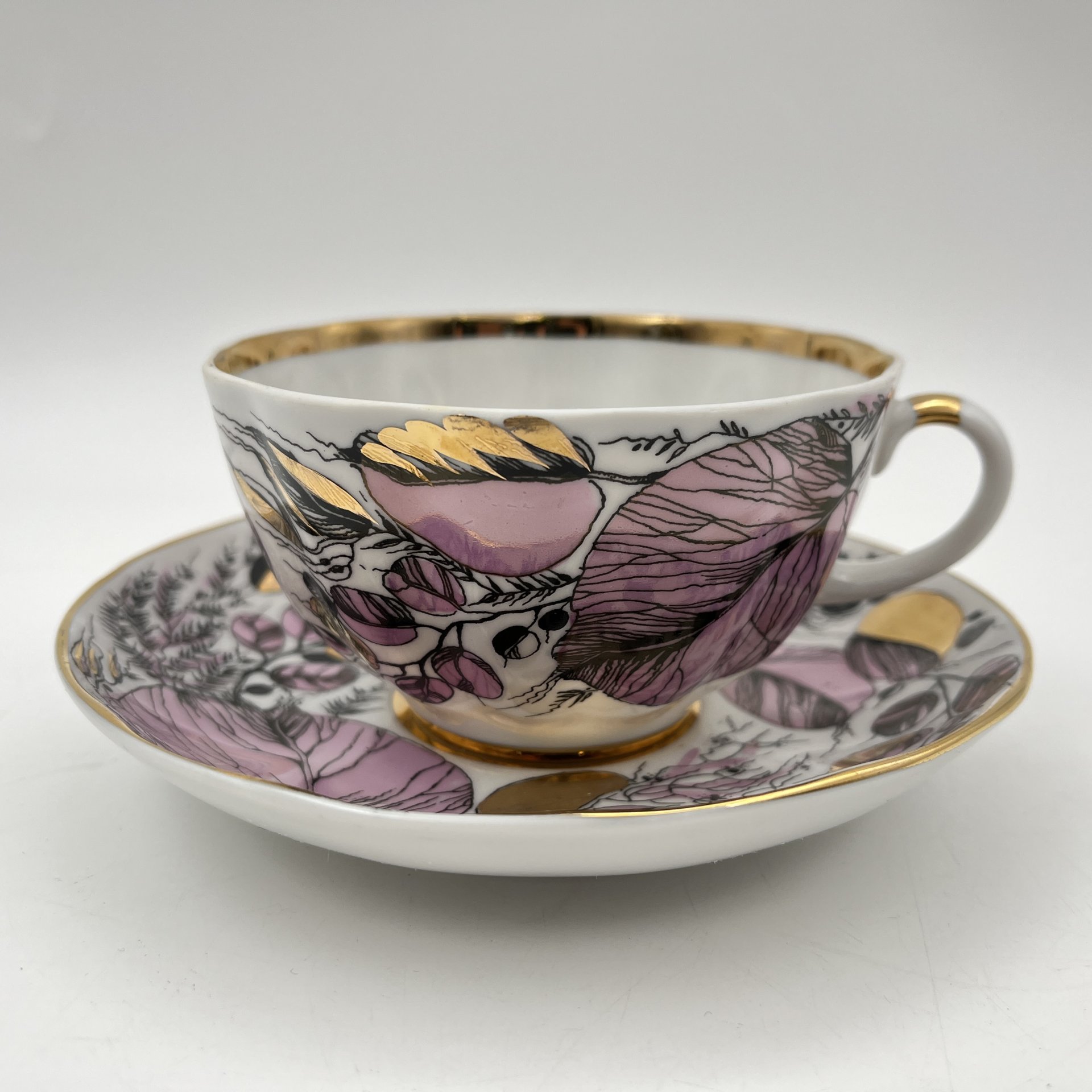 Чайная пара "Мой сад" в розовом оттенке, (из серии "Времена года"), форма "Тюльпан", автор формы С.Е. Яковлева, автор росписи Н.П. Славина, фарфор, деколь, люстр, золочение, Ленинградский фарфоровый завод (ЛФЗ), СССР, 1970-1991 гг.