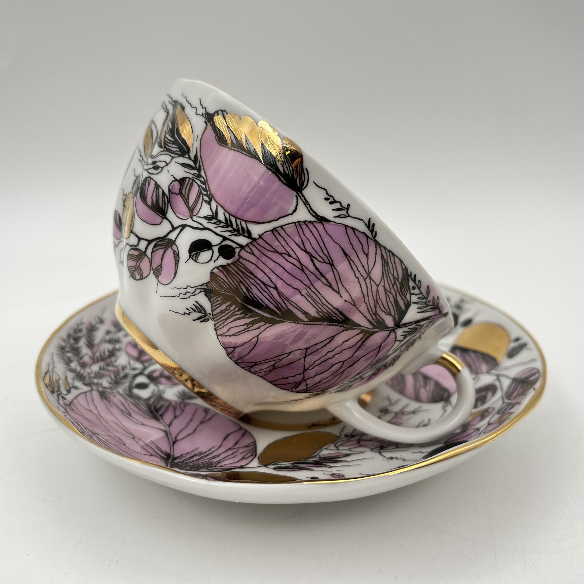 Чайная пара "Мой сад" в розовом оттенке, (из серии "Времена года"), форма "Тюльпан", автор формы С.Е. Яковлева, автор росписи Н.П. Славина, фарфор, деколь, люстр, золочение, Ленинградский фарфоровый завод (ЛФЗ), СССР, 1970-1991 гг.