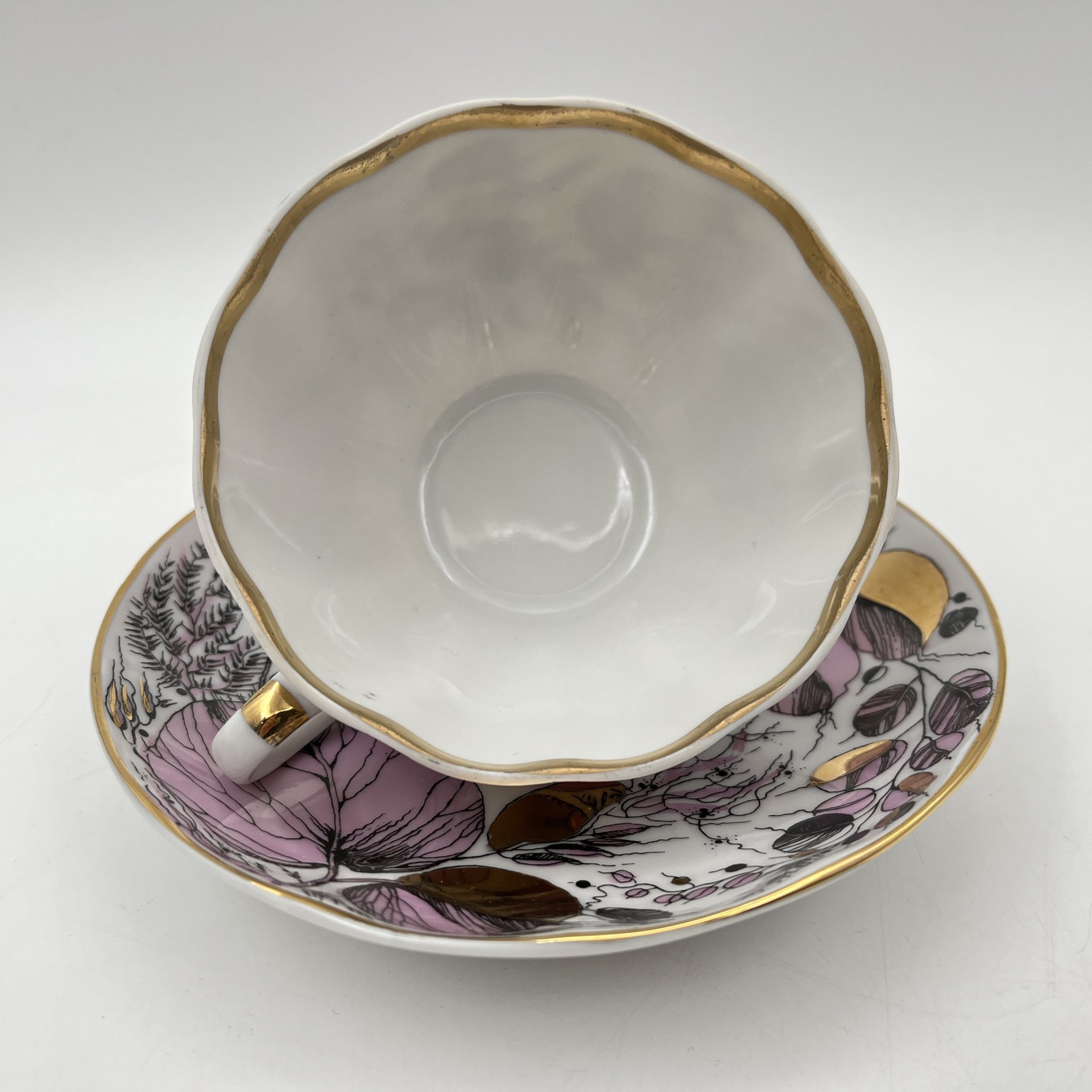 Чайная пара "Мой сад" в розовом оттенке, (из серии "Времена года"), форма "Тюльпан", автор формы С.Е. Яковлева, автор росписи Н.П. Славина, фарфор, деколь, люстр, золочение, Ленинградский фарфоровый завод (ЛФЗ), СССР, 1970-1991 гг.