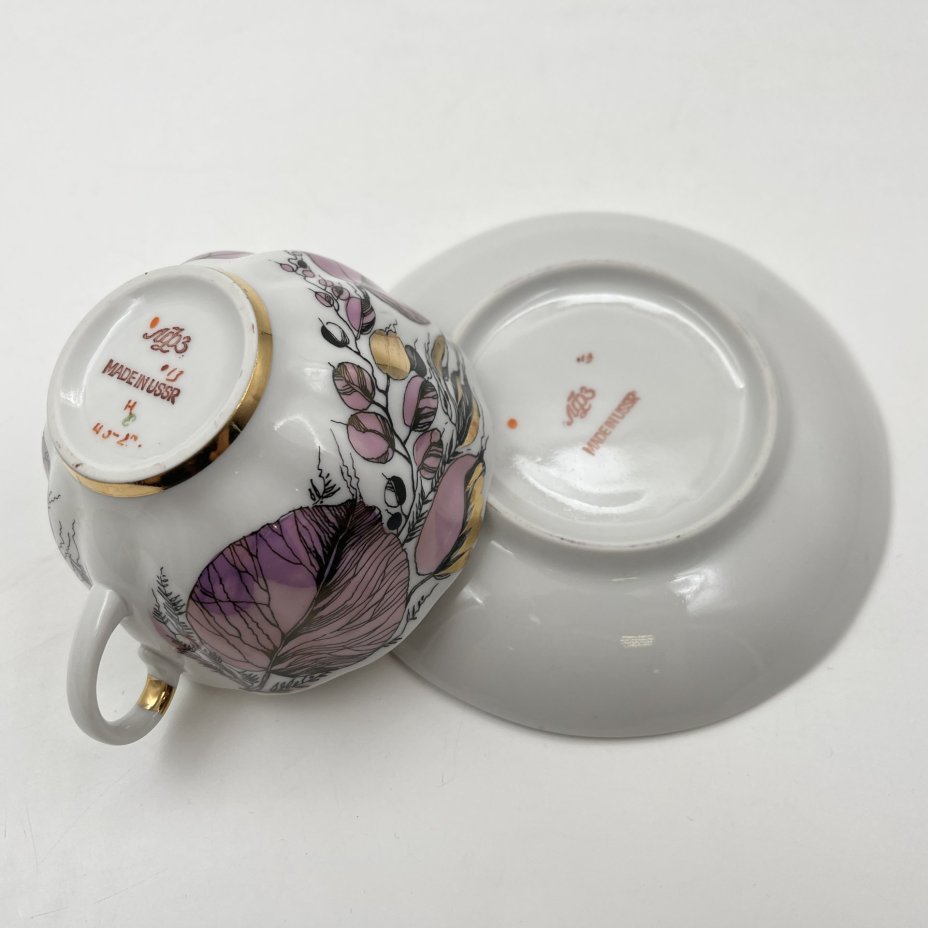 Чайная пара "Мой сад" в розовом оттенке, (из серии "Времена года"), форма "Тюльпан", автор формы С.Е. Яковлева, автор росписи Н.П. Славина, фарфор, деколь, люстр, золочение, Ленинградский фарфоровый завод (ЛФЗ), СССР, 1970-1991 гг.