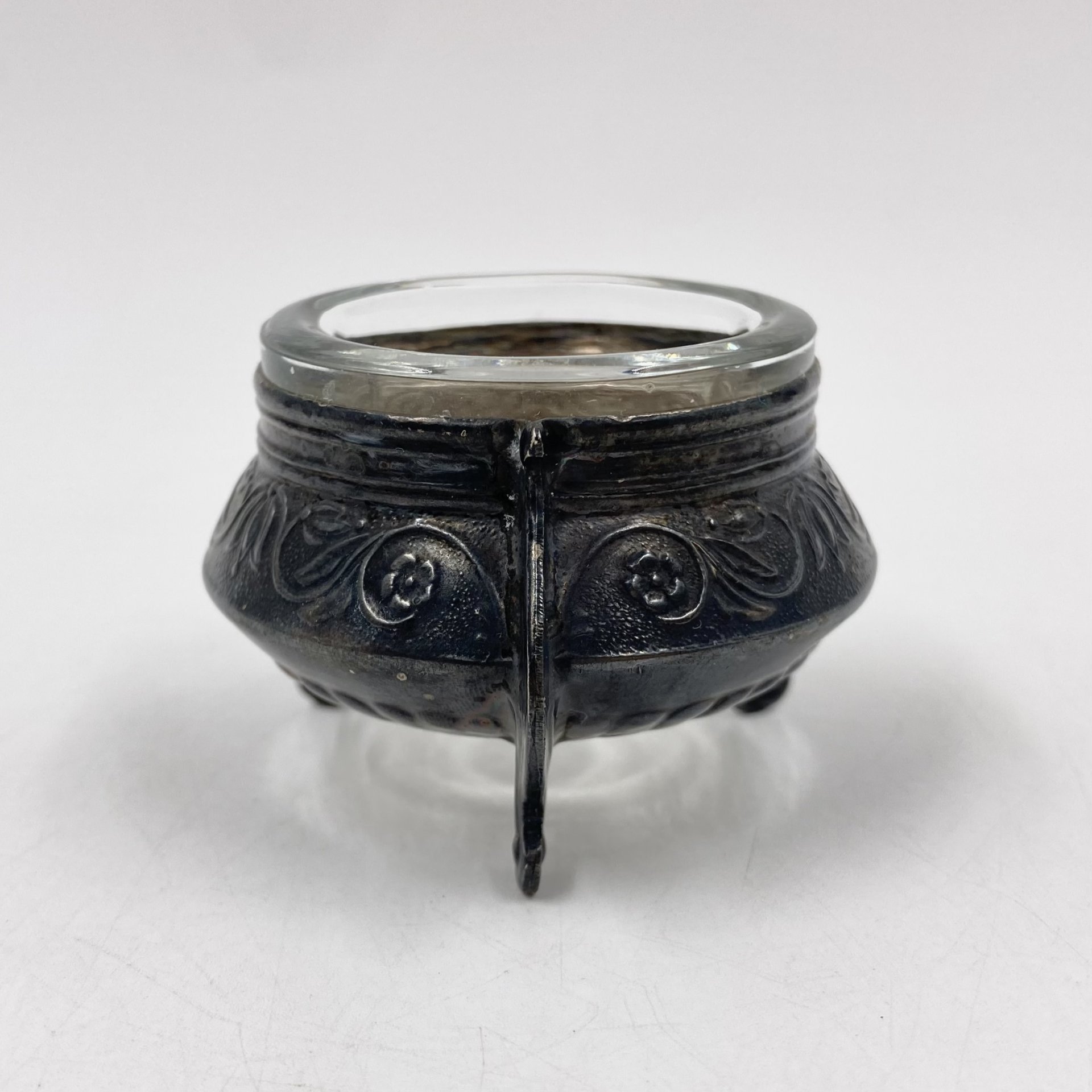 Солонка с растительным орнаментом, мельхиор (медь-никель), стекло, Мстерская художественная фабрика  «Ювелир», СССР, 1960-1980 гг., Мстерская художественная фабрика  «Ювелир»