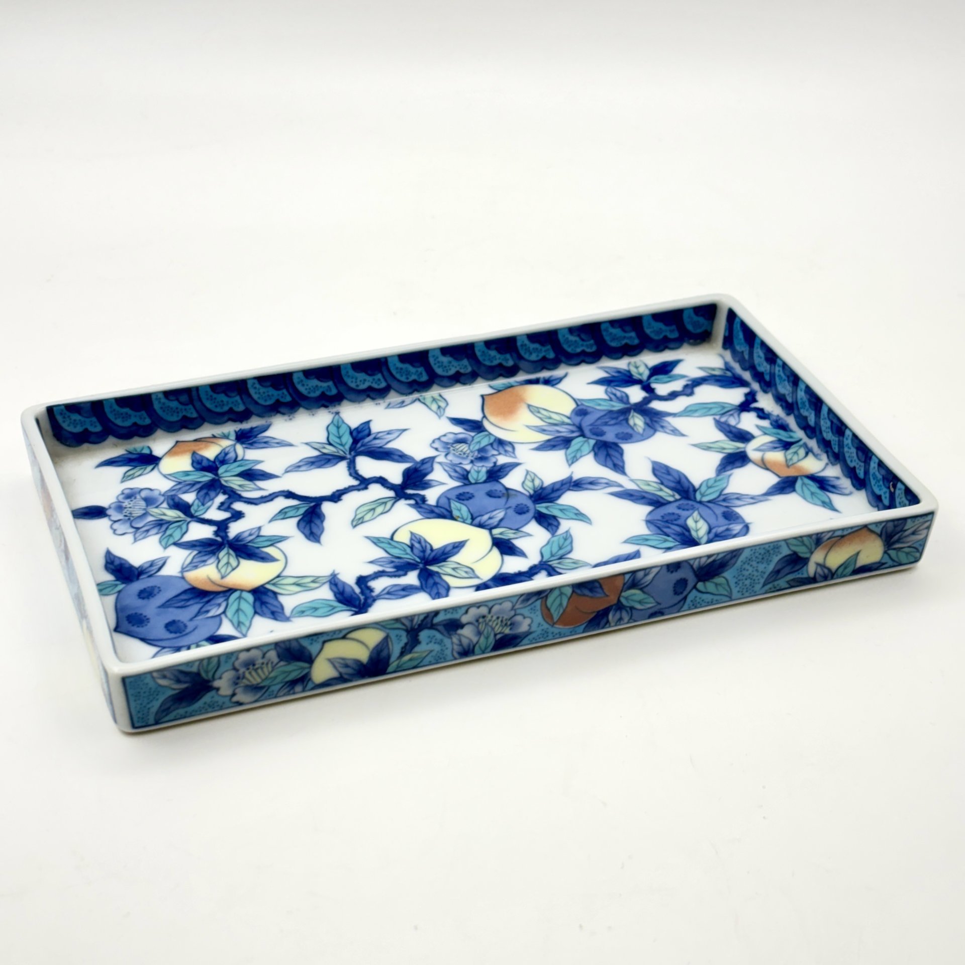 Миниатюрный поднос с высоким бортом (мелочница, визитница) "Персики" в стиле шинуазри, фарфор, подглазурная деколь, Китай, 1970-1990 гг.