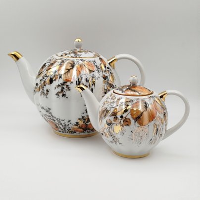 Набор из двух чайников "Золотая осень" (доливной и заварочный), форма "Тюльпан", автор формы С.Е. Яковлева, автор росписи Н.П. Славина, фарфор, деколь, люстр, золочение, Ленинградский фарфоровый завод (ЛФЗ), СССР, 1970-1992 гг.