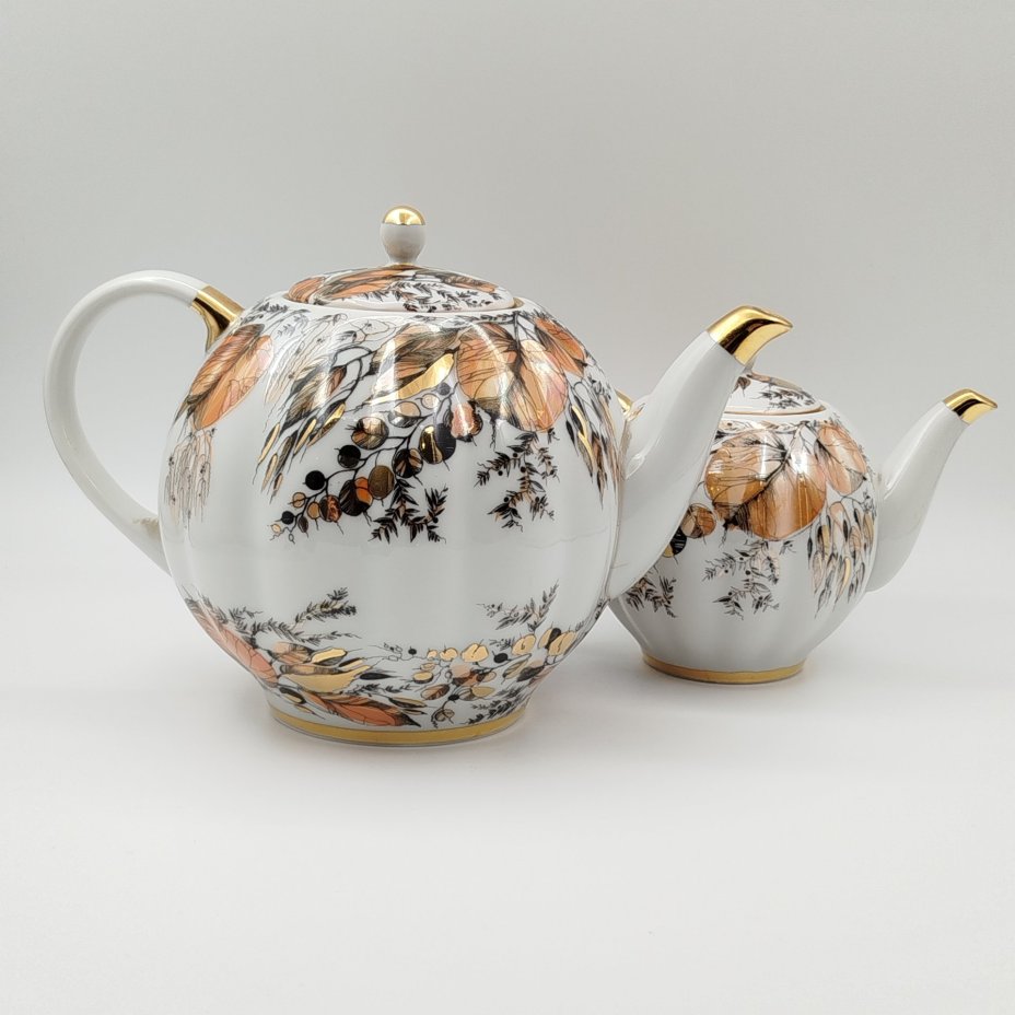 Набор из двух чайников "Золотая осень" (доливной и заварочный), форма "Тюльпан", автор формы С.Е. Яковлева, автор росписи Н.П. Славина, фарфор, деколь, люстр, золочение, Ленинградский фарфоровый завод (ЛФЗ), СССР, 1970-1992 гг.