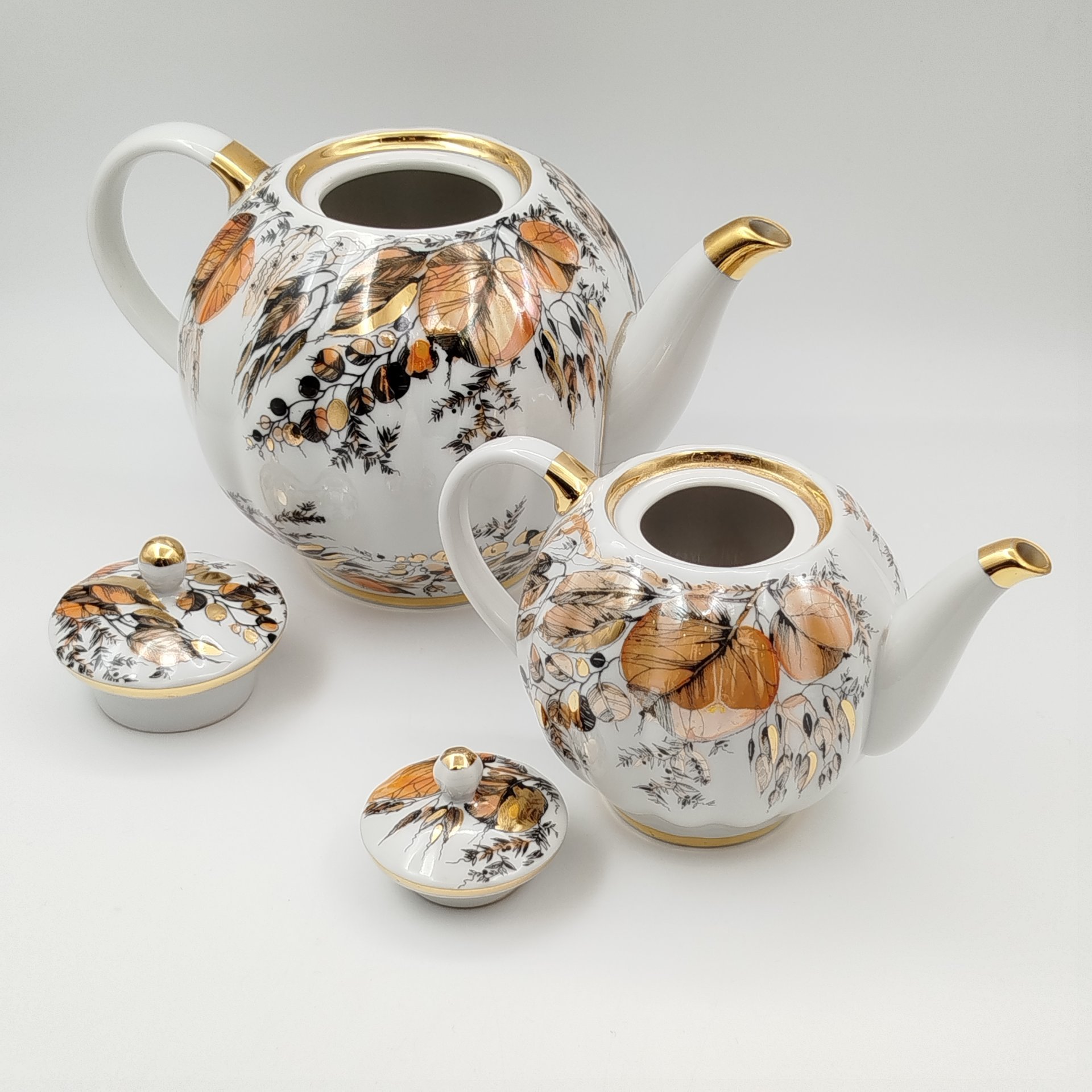 Набор из двух чайников "Золотая осень" (доливной и заварочный), форма "Тюльпан", автор формы С.Е. Яковлева, автор росписи Н.П. Славина, фарфор, деколь, люстр, золочение, Ленинградский фарфоровый завод (ЛФЗ), СССР, 1970-1992 гг.
