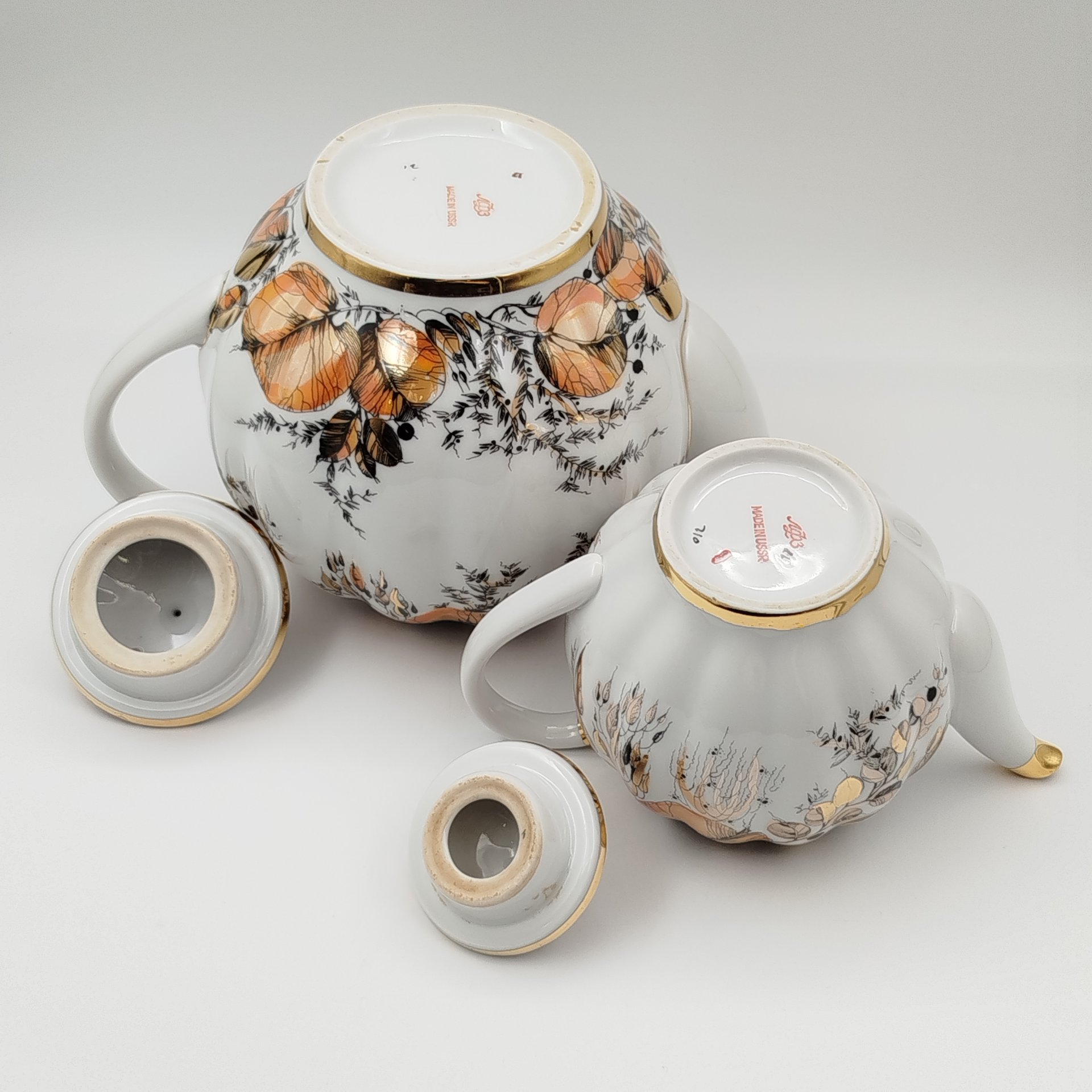 Набор из двух чайников "Золотая осень" (доливной и заварочный), форма "Тюльпан", автор формы С.Е. Яковлева, автор росписи Н.П. Славина, фарфор, деколь, люстр, золочение, Ленинградский фарфоровый завод (ЛФЗ), СССР, 1970-1992 гг.