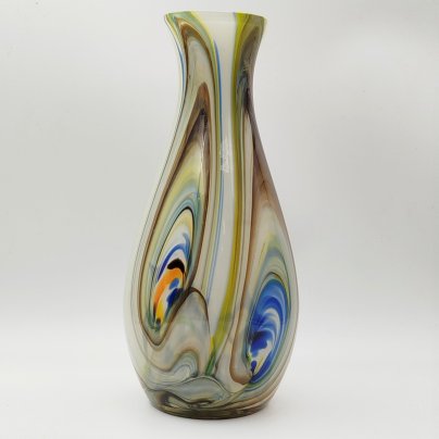 Ваза вытянутой формы с разноцветными разводами на белом фоне, Ливанский стекольный завод (Латвия)